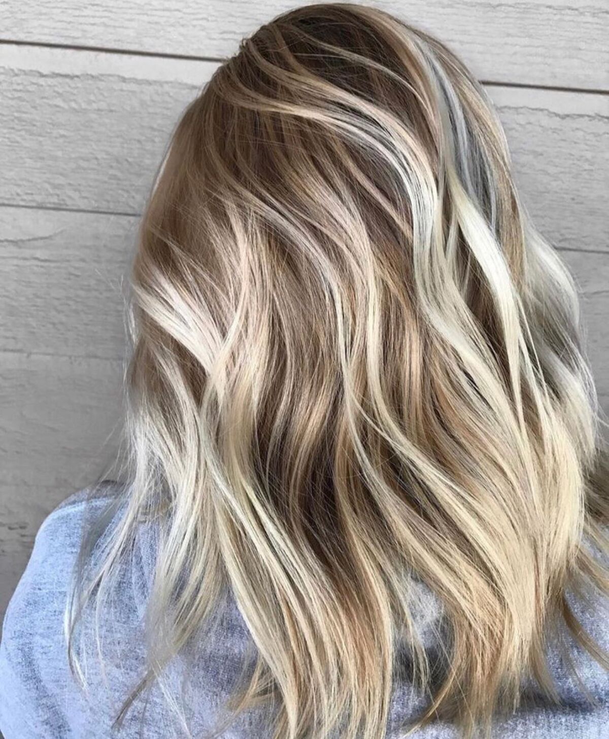 Mèches blondes claires avec mèches basses