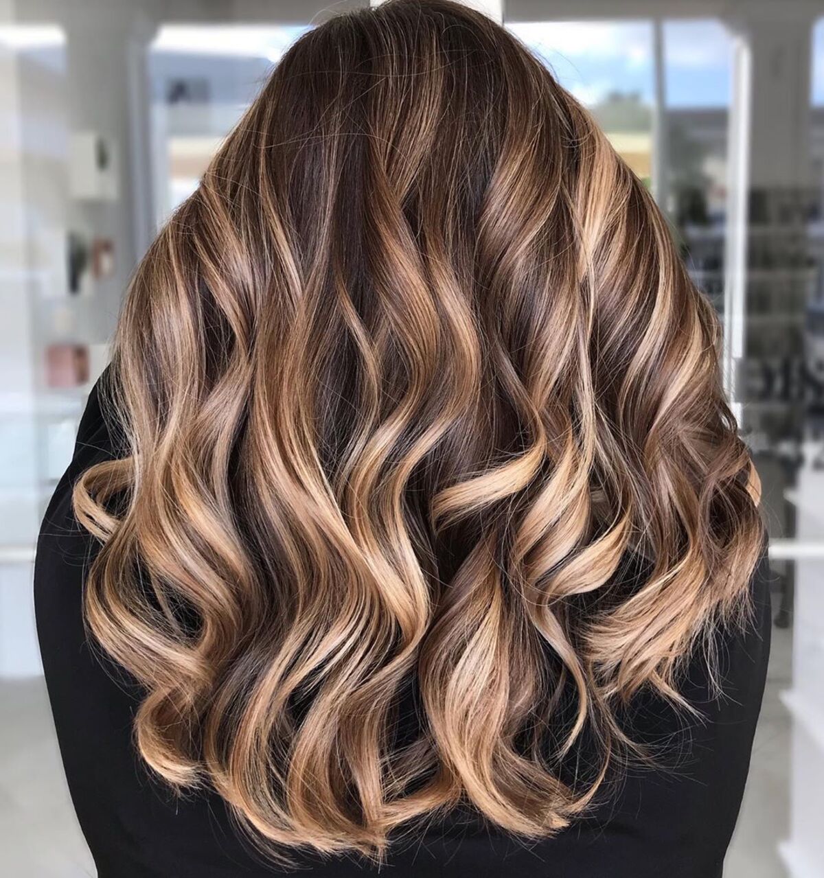 cheveux bruns foncés avec des mèches blondes claires