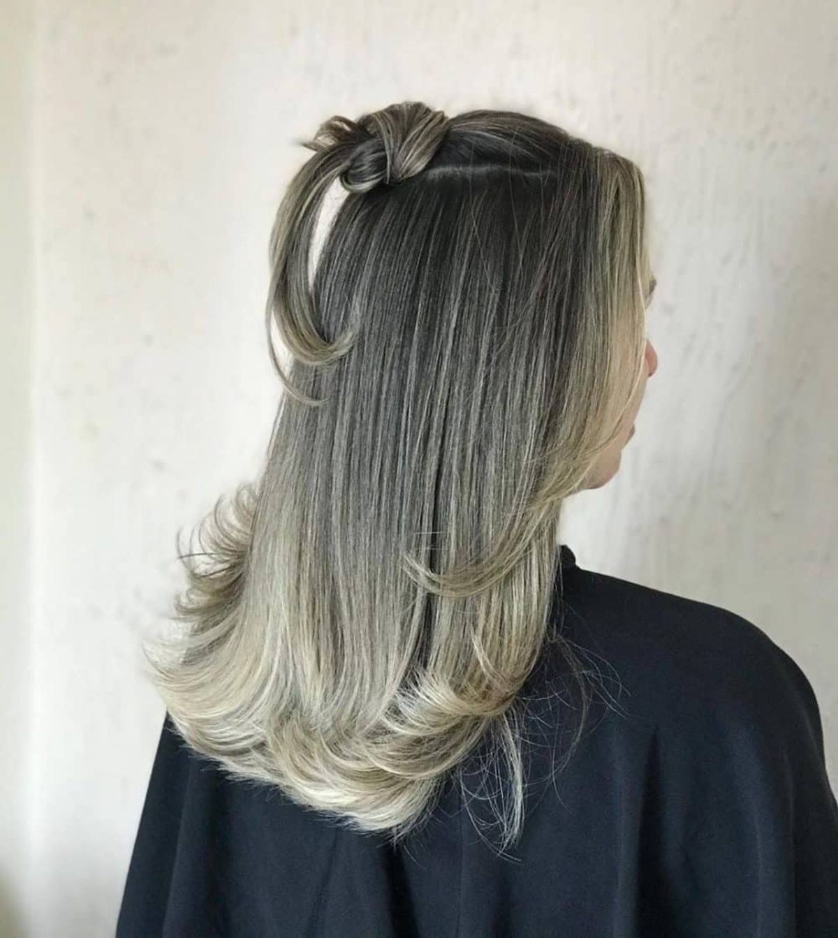 mèches blondes claires sur cheveux noirs