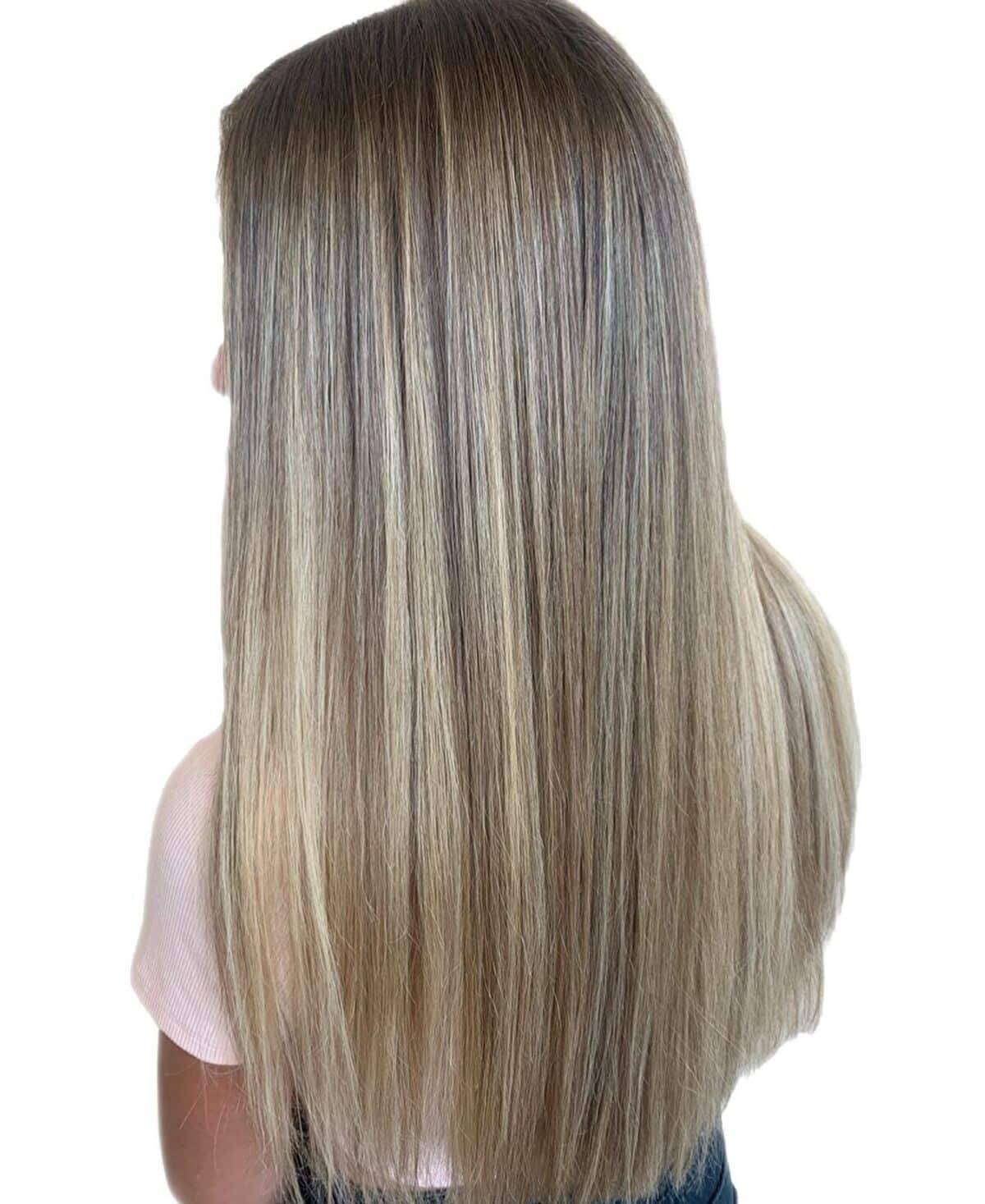 brun cendré clair avec des mèches blond doré clair