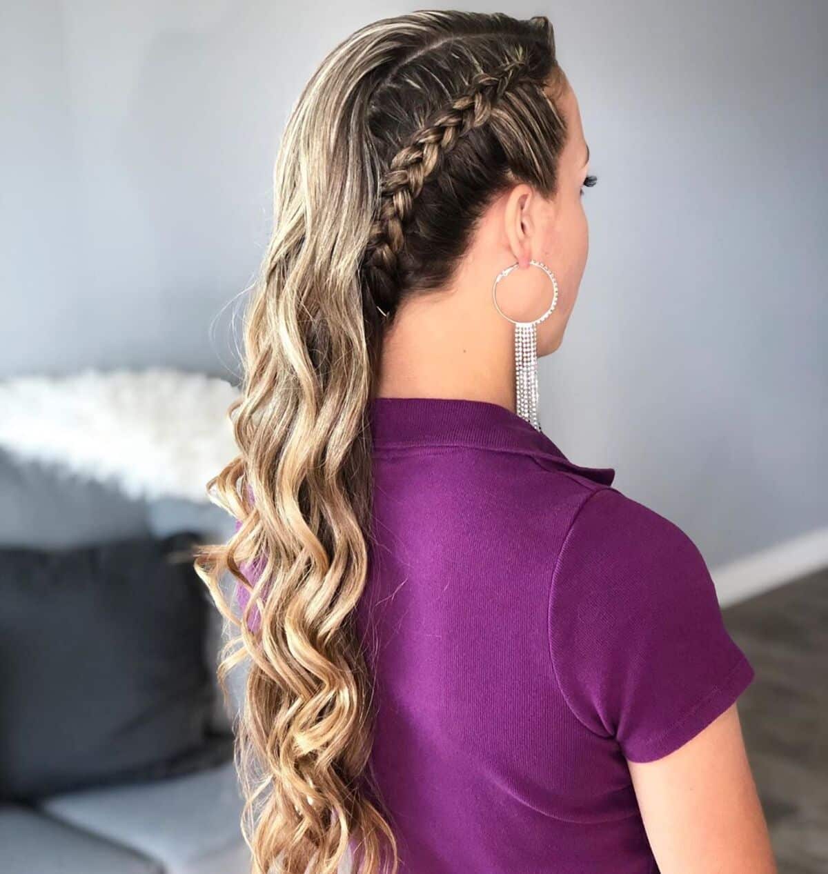 Tresse de côté avec les cheveux en bas