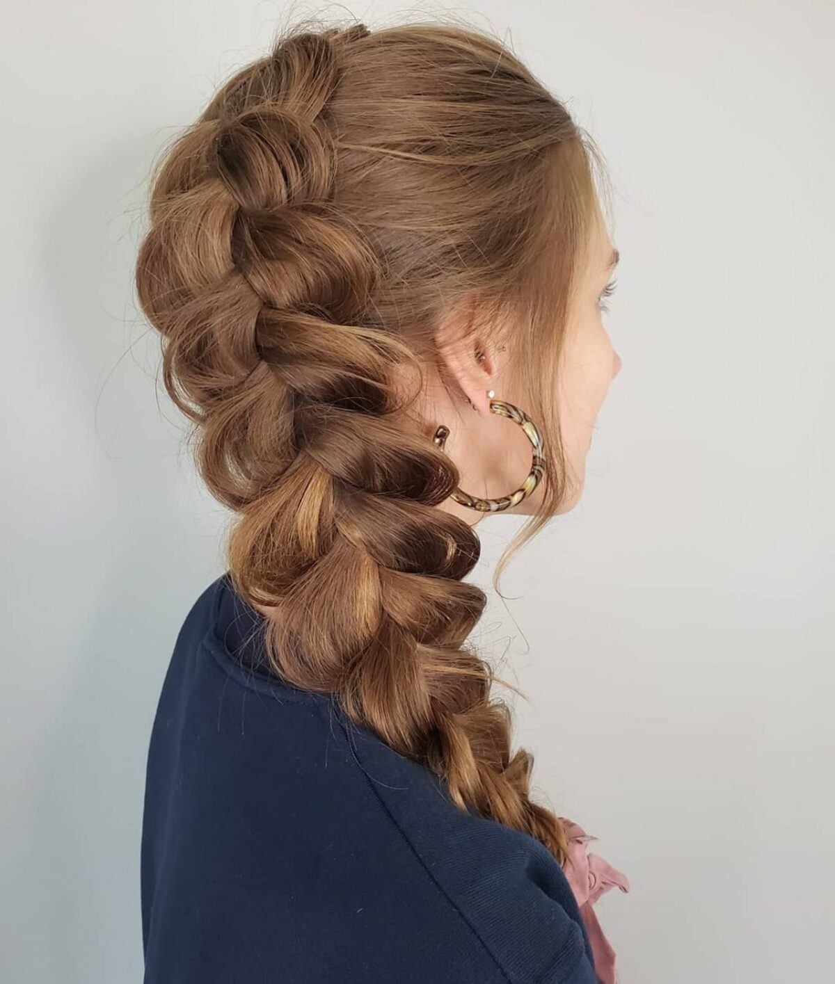 Coiffure avec tresse française sur le côté