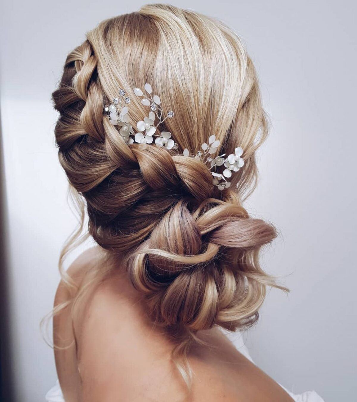 Coiffure avec une tresse libre sur le côté