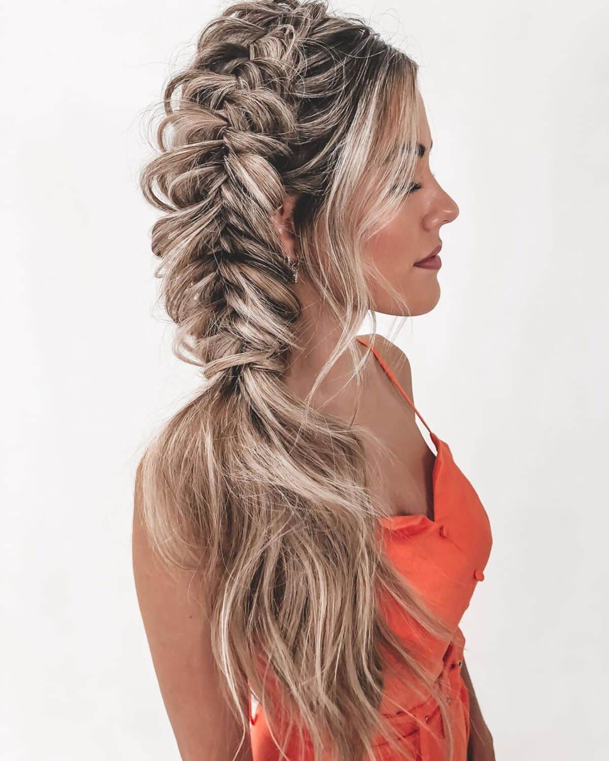 Coiffure de la tresse en queue de poisson sur le côté