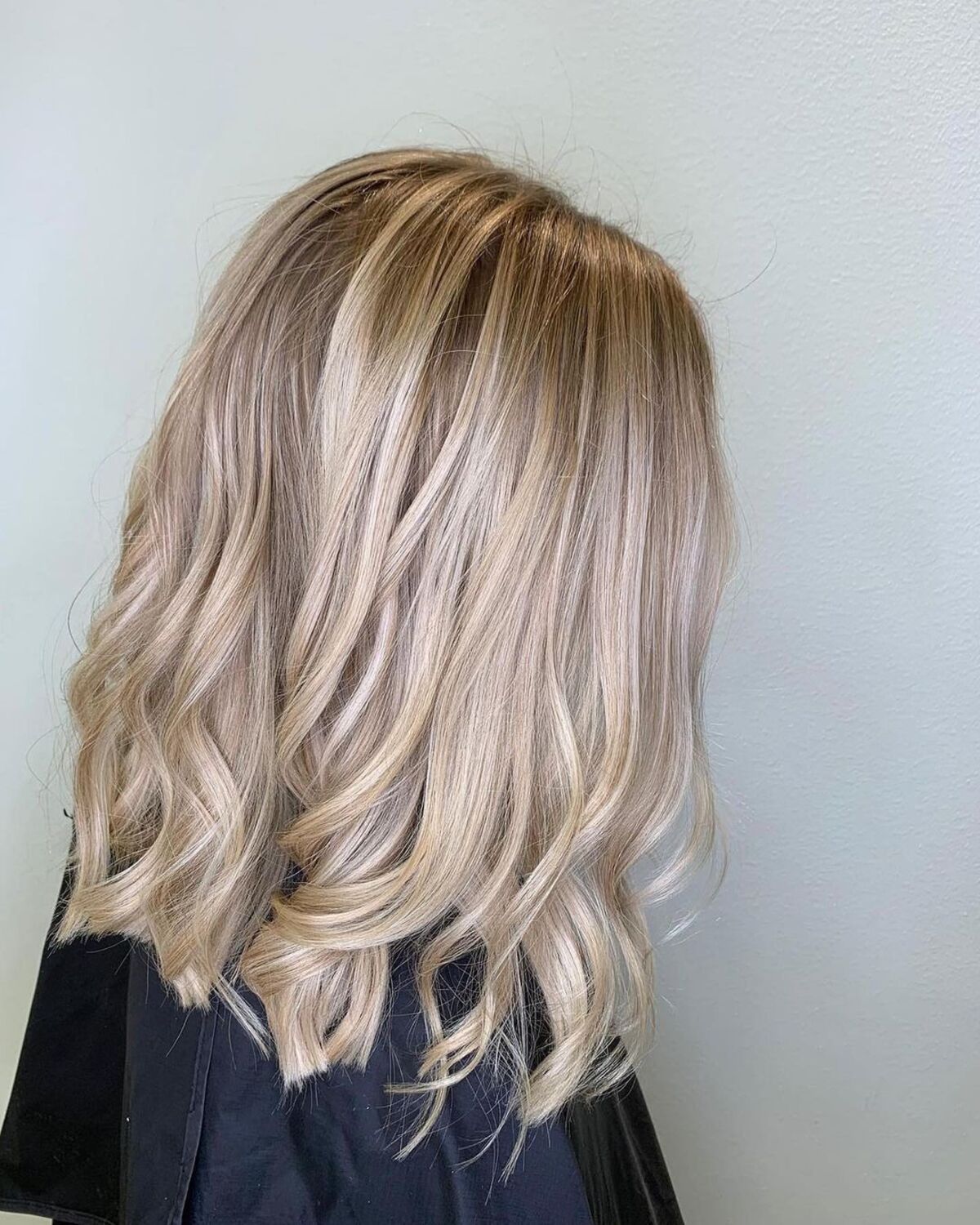 Cheveux blond champagne avec mèches
