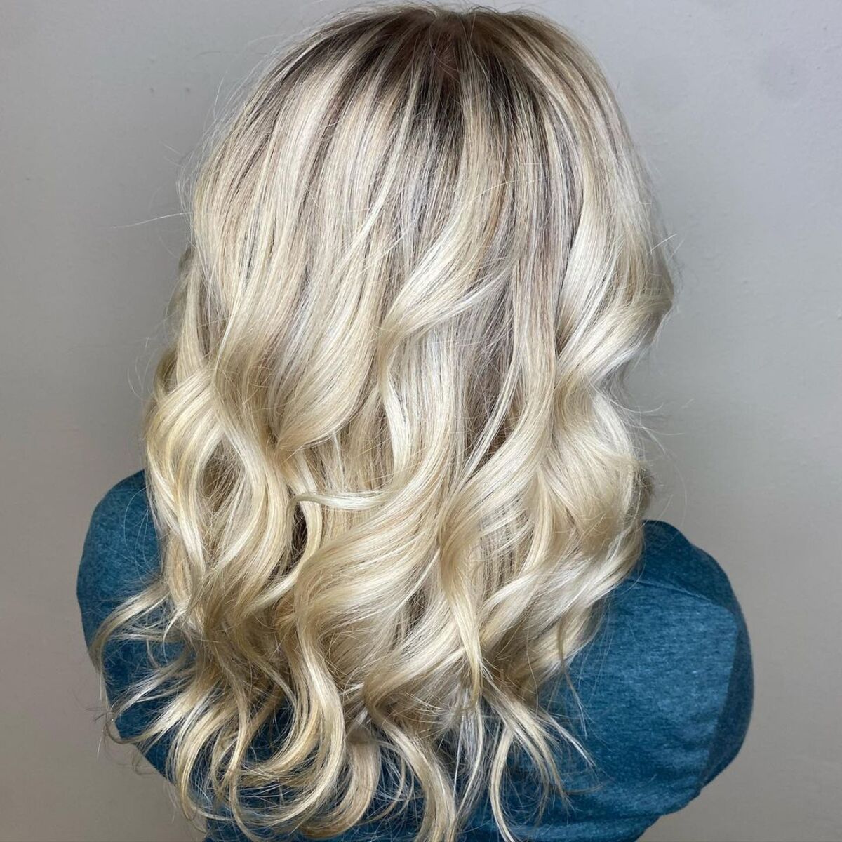 Cheveux blonds champagne avec des racines ombrées