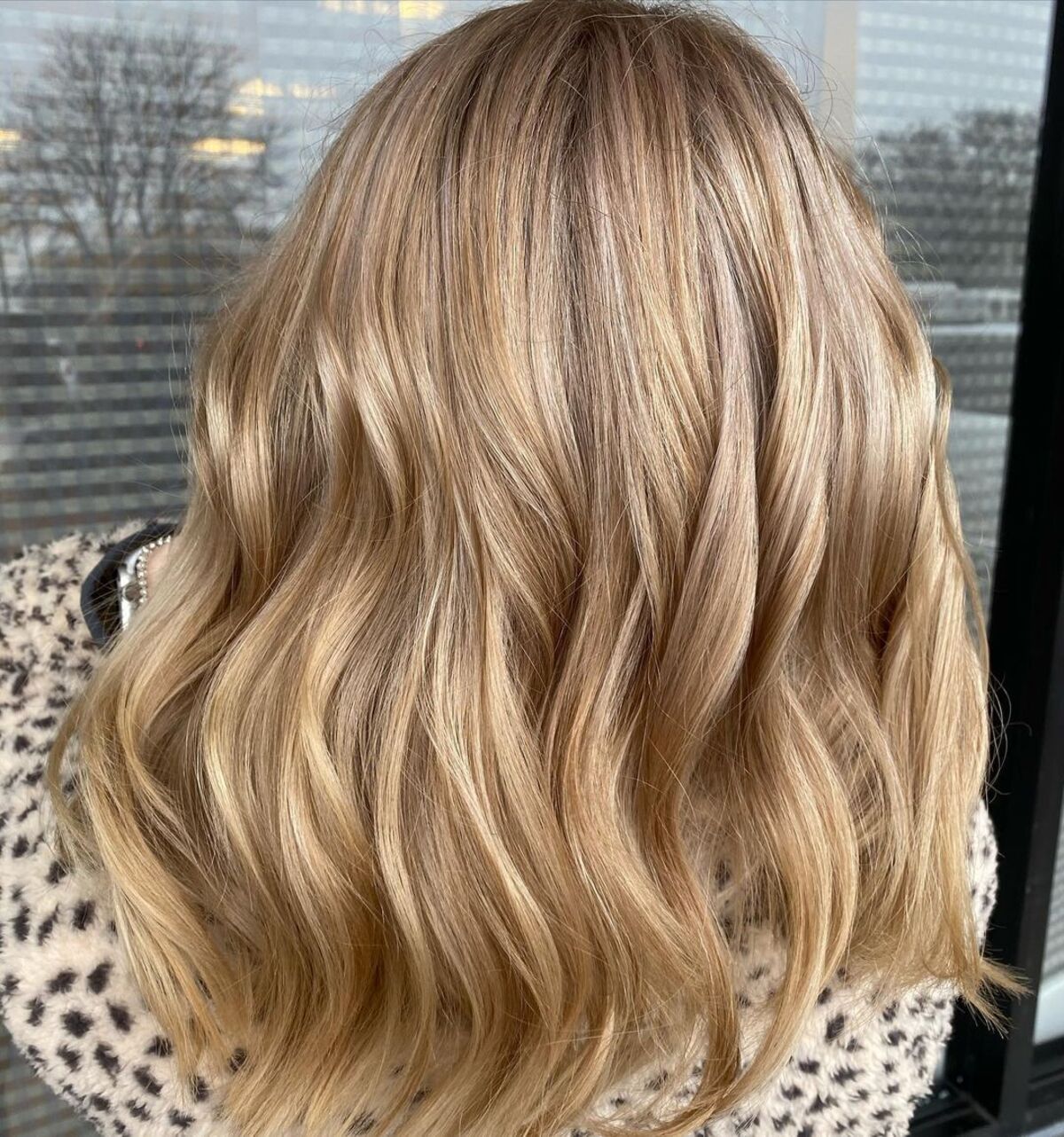 Blonde champagne sur cheveux bruns