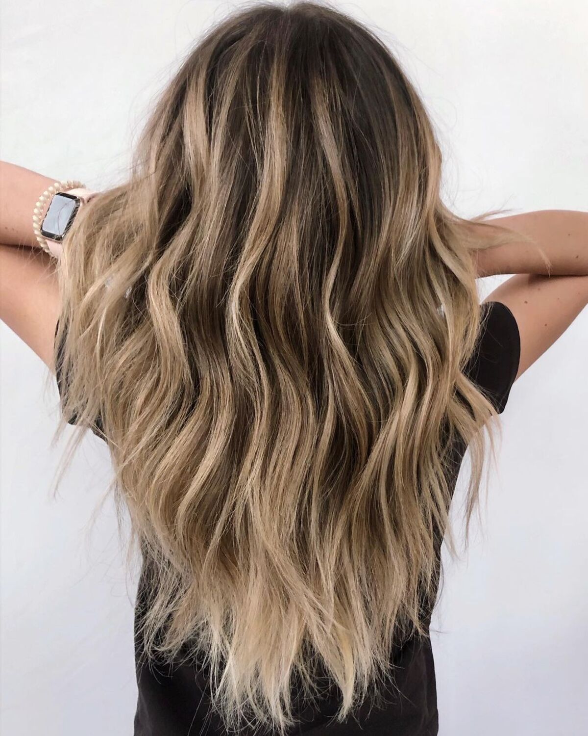 Blond champagne sur cheveux châtain foncé