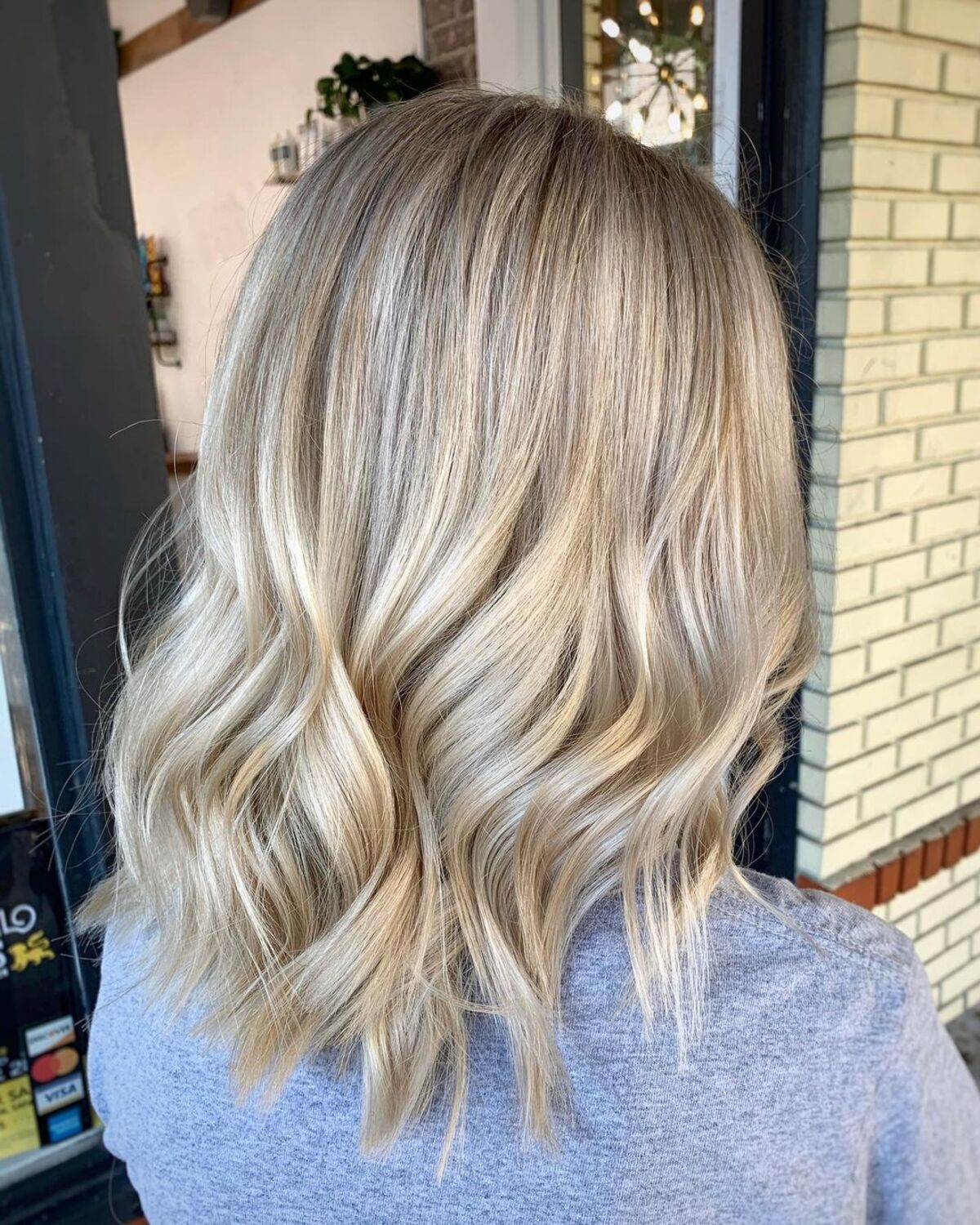 Mèches de champagne sur cheveux blonds