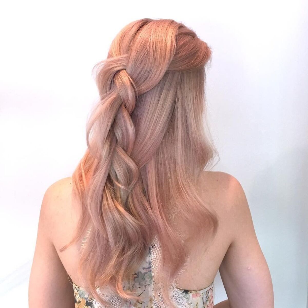 Cheveux blonds rose champagne