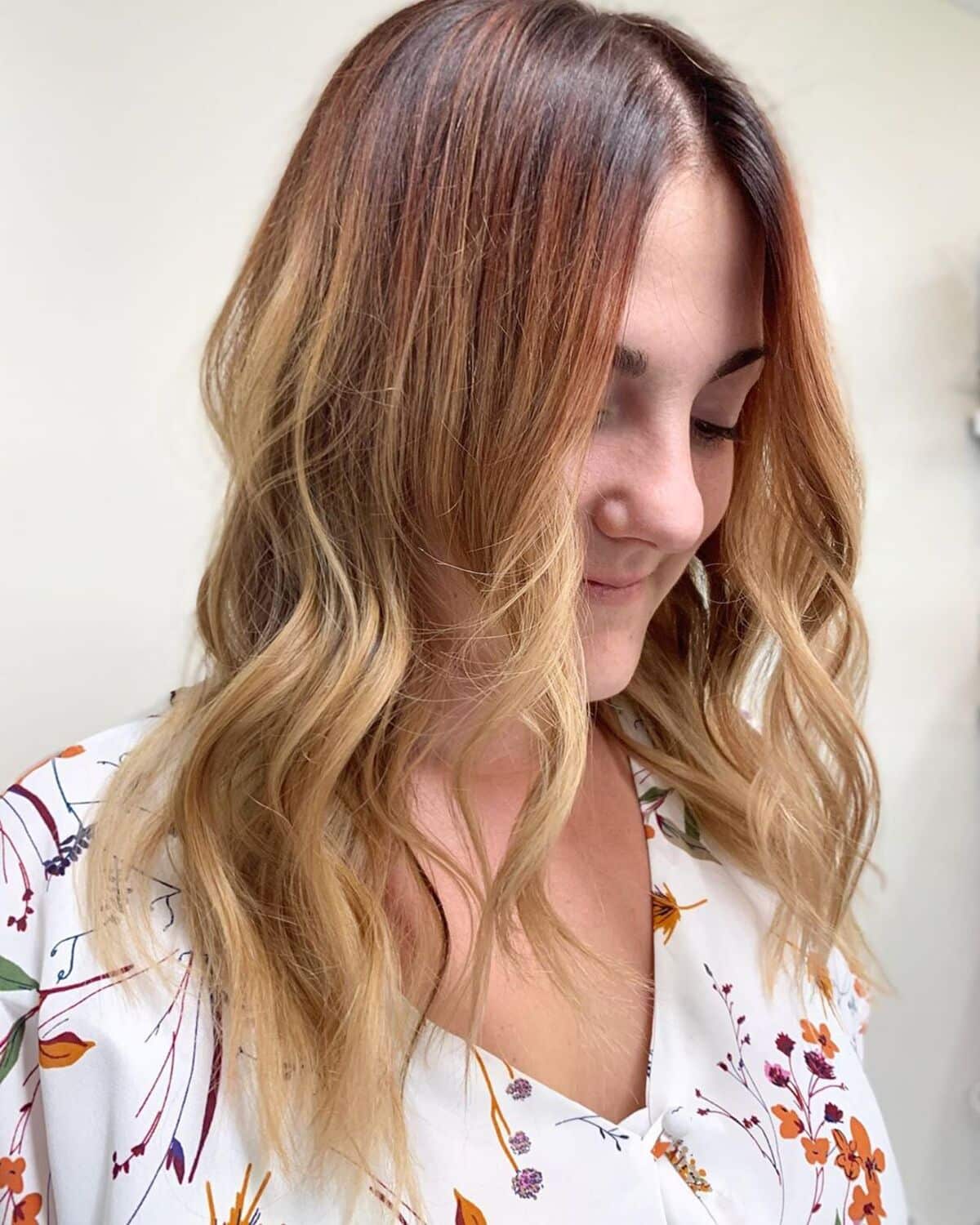 Ombre ondulée du brun cuivré au blond doré