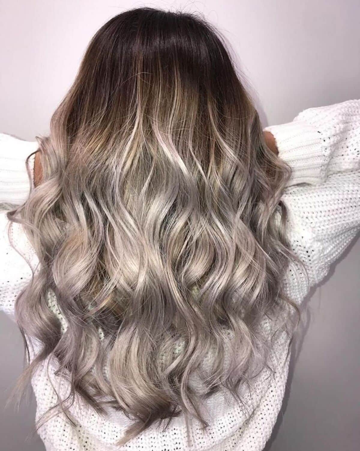Coiffure ombrée de brun acajou à blond platine