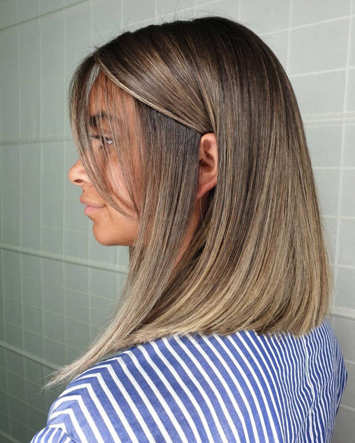 Coiffure ombre brun moka à blond subtil