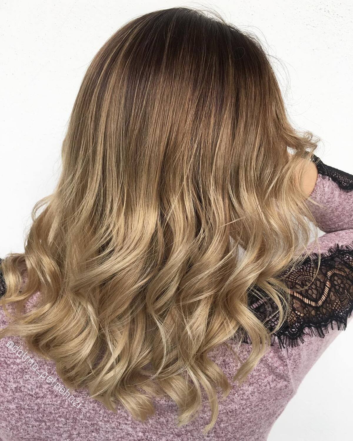 Style ombre brun miel des racines au blond