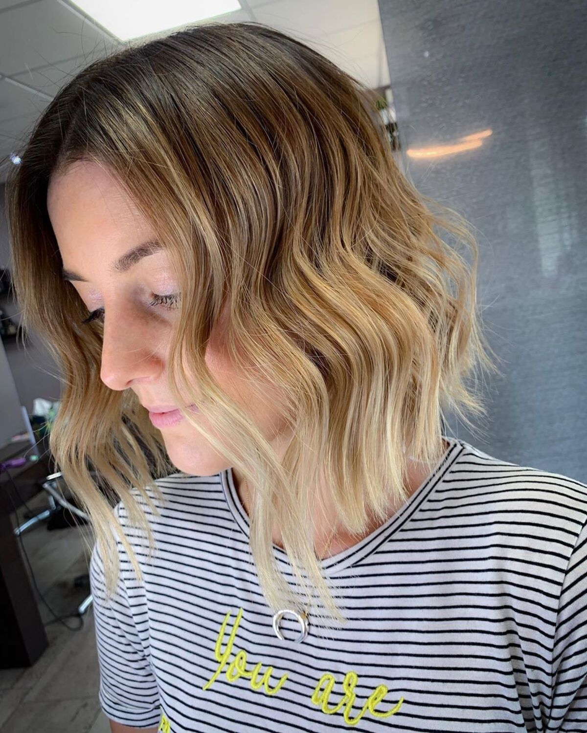 Coiffure courte brune foncée à blond ocré