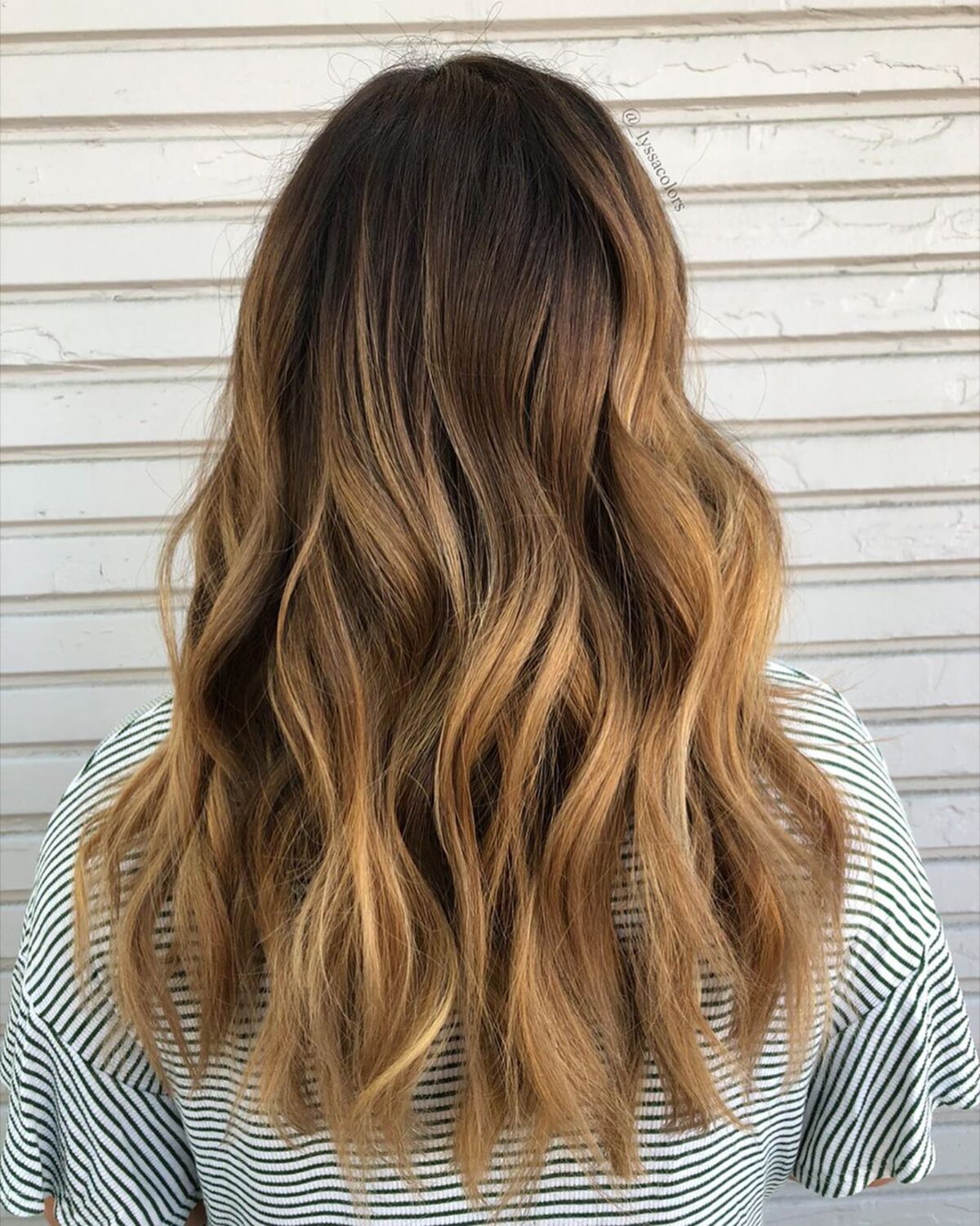 Coiffure ombre brun chaud à blond foncé