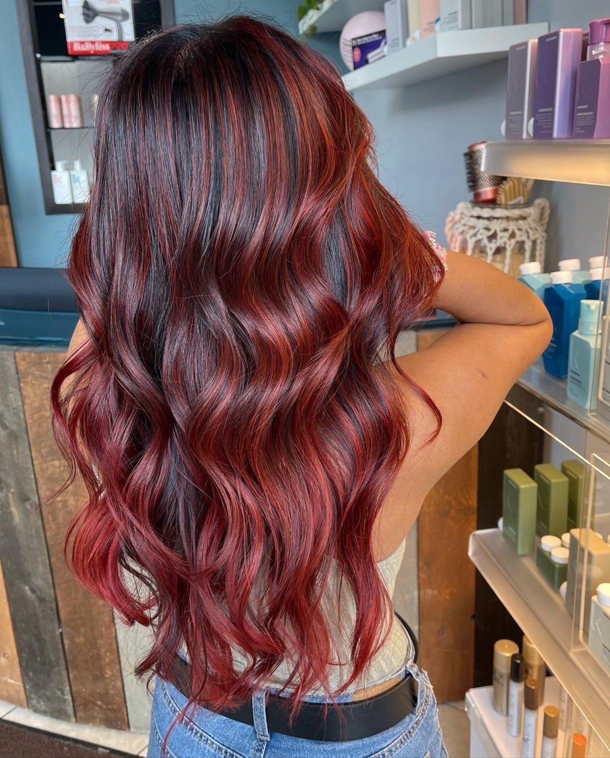 Rouge profond sur cheveux noirs
