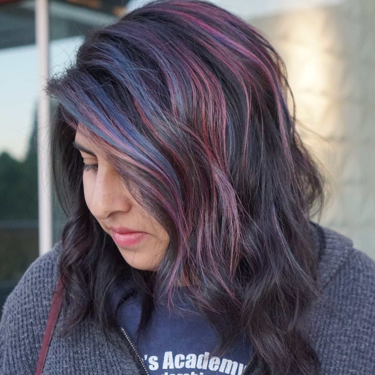 Mélange d'accents rouges et bleus sur une crinière mi-longue
