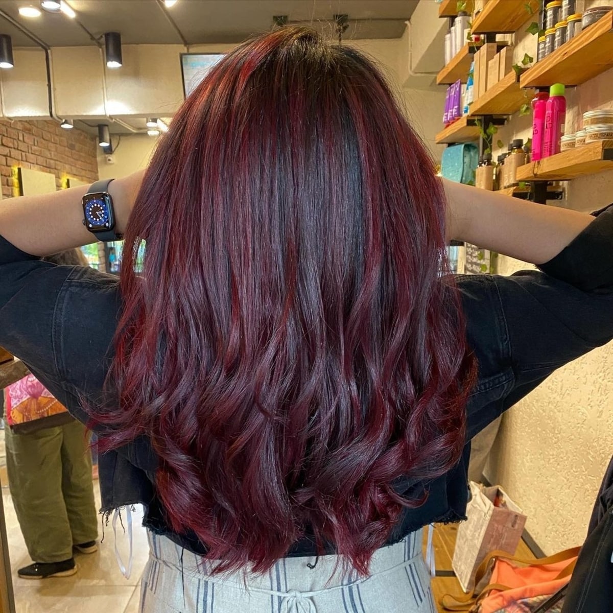 Mèches rouge vin pour une fille aux cheveux foncés