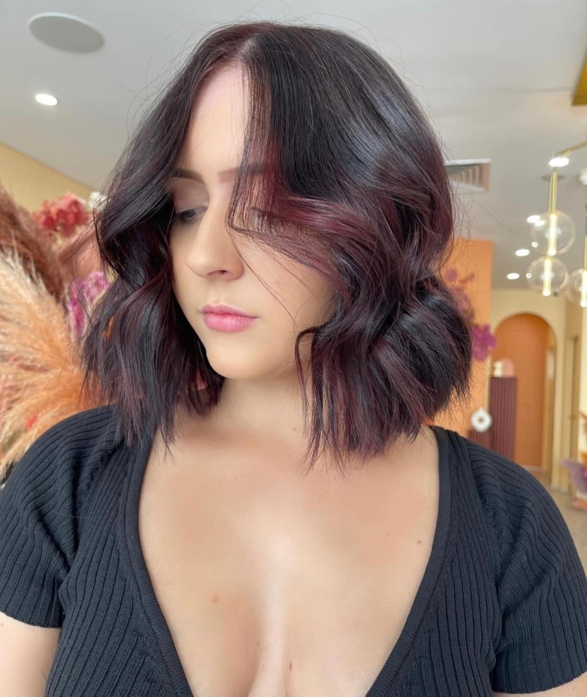 Mèches rouges subtiles sur cheveux noirs courts