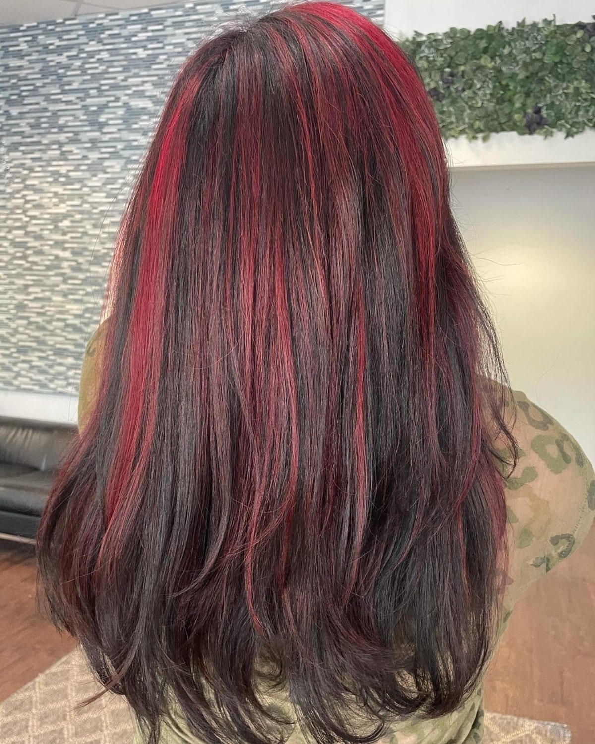 Mèches rouge clair sur cheveux noirs