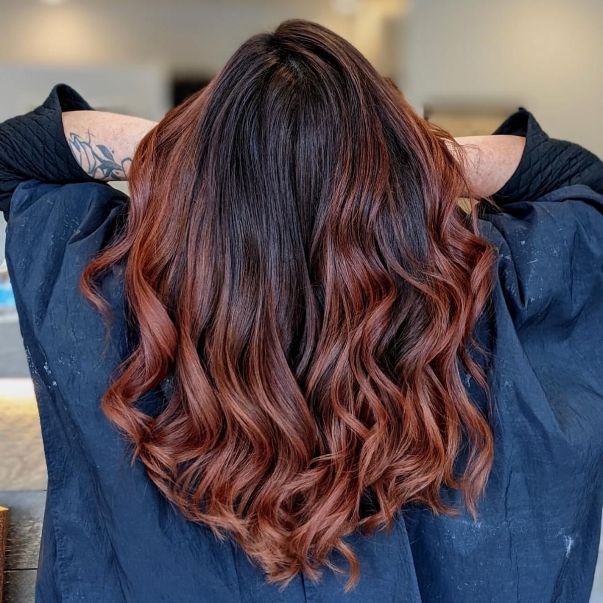 Mèches auburn sur cheveux foncés