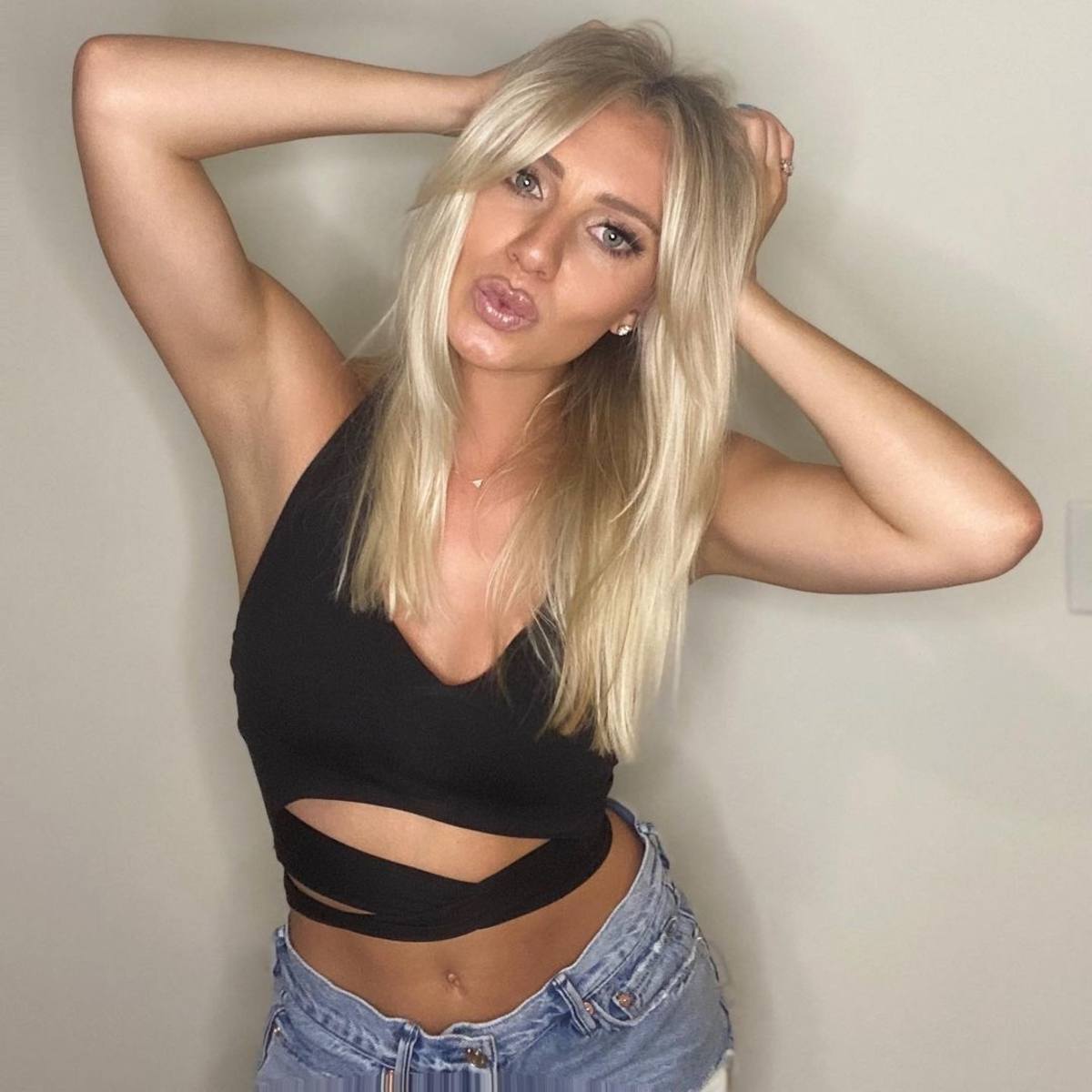 Cheveux lisses avec une frange à mi-partie