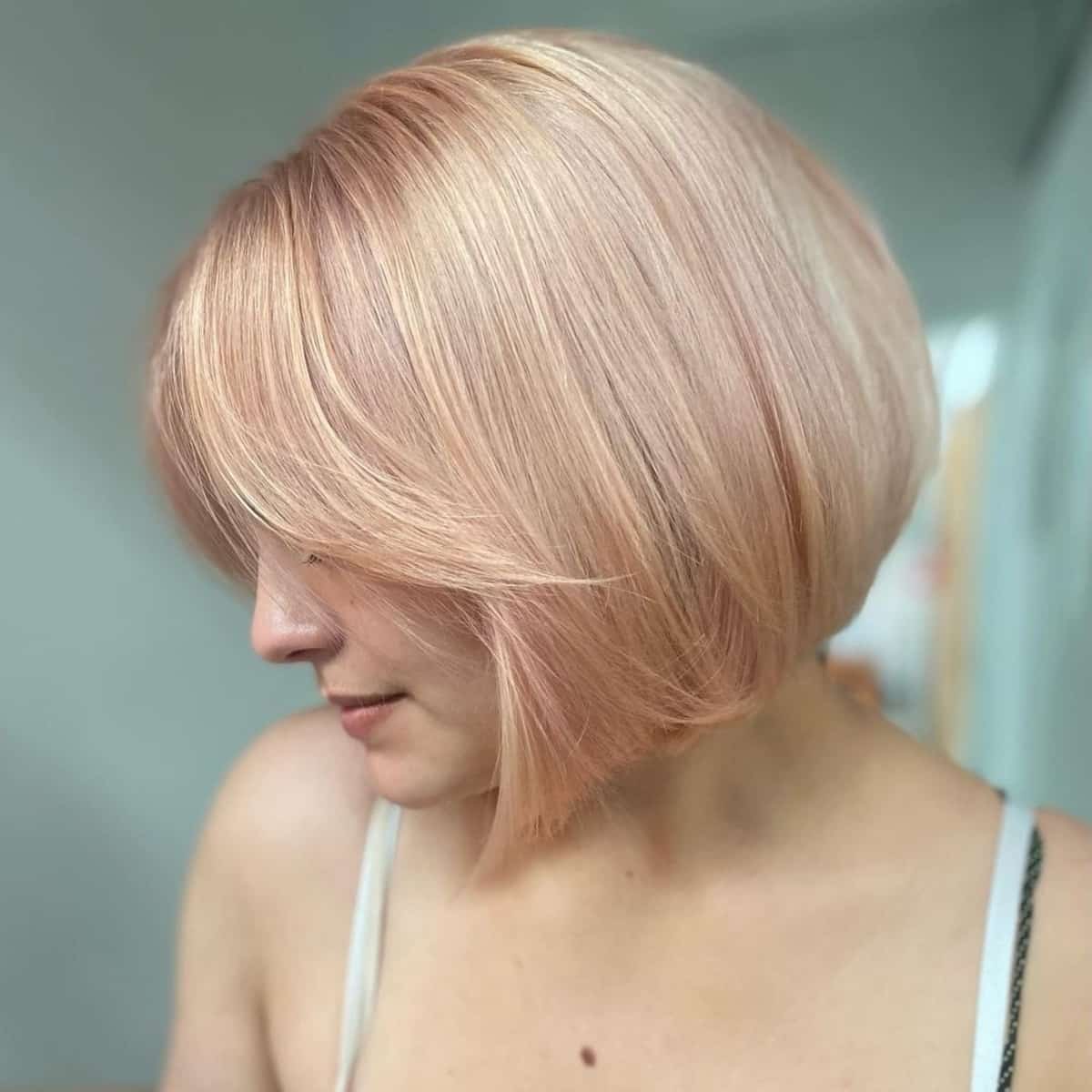 Longue frange pour cheveux raides et courts.
