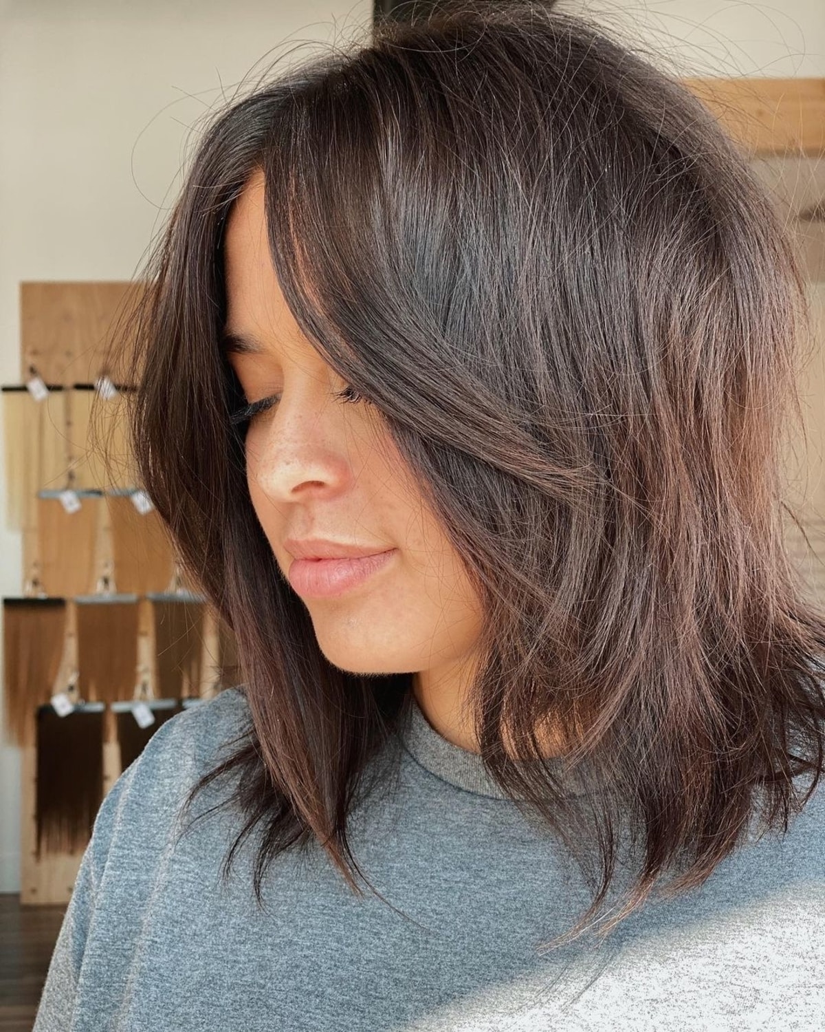 Frange rideau droite sur cheveux moyens
