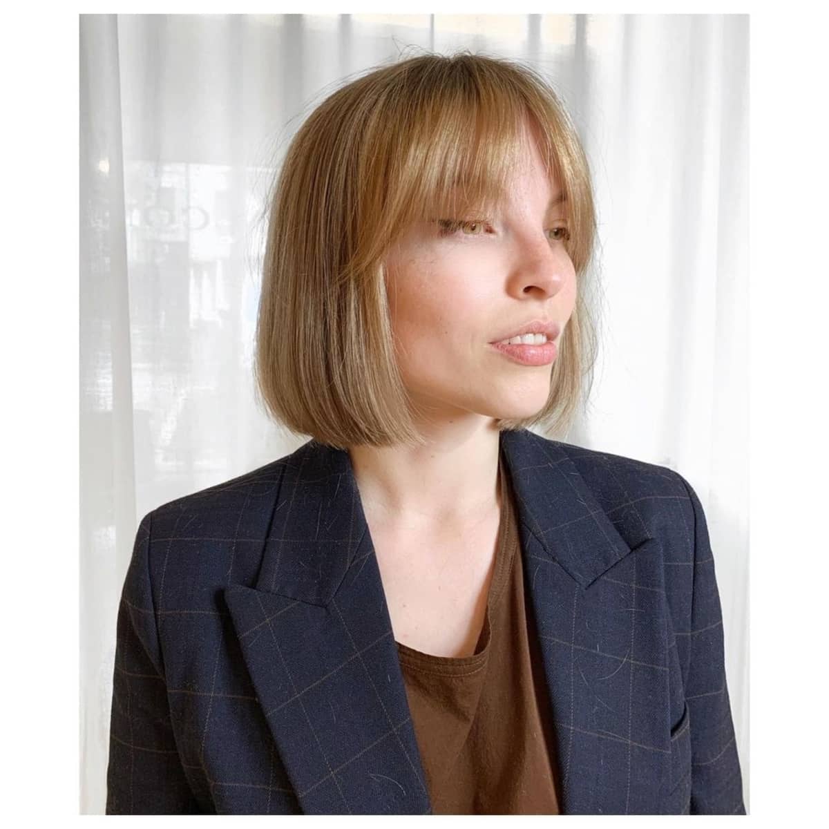 Frange rideau pour cheveux raides.