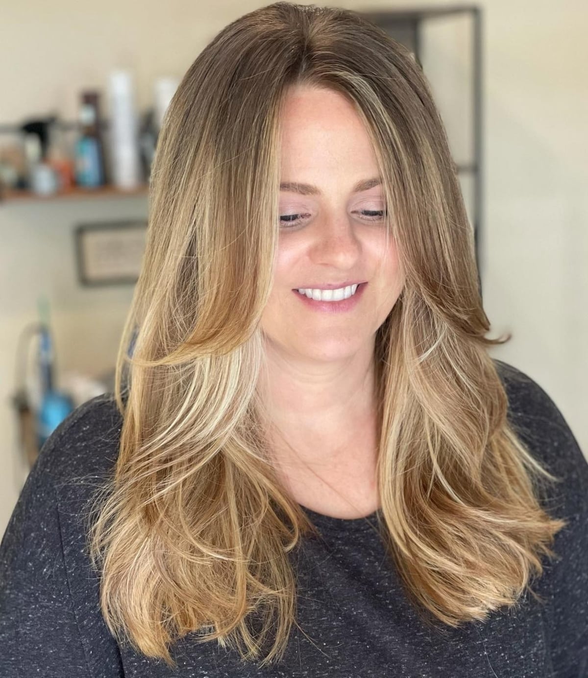 Coiffure droite avec frange de rideau