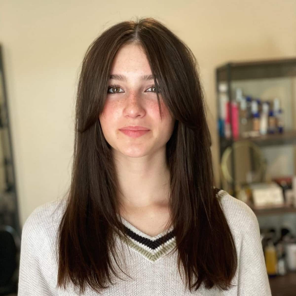 Coiffure à frange de rideau droite