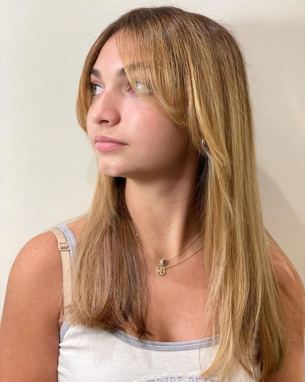 Frange rideau pour cheveux blonds et raides.