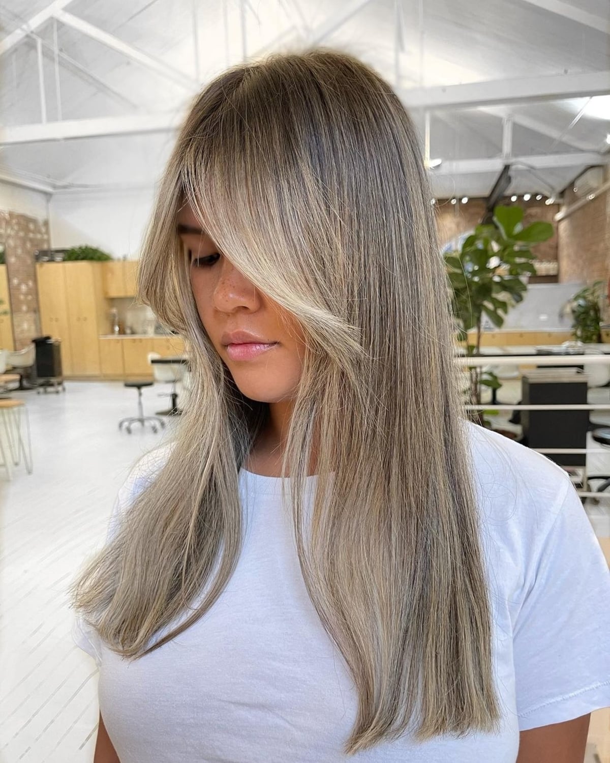 Frange rideau plus longue pour cheveux droits et fins