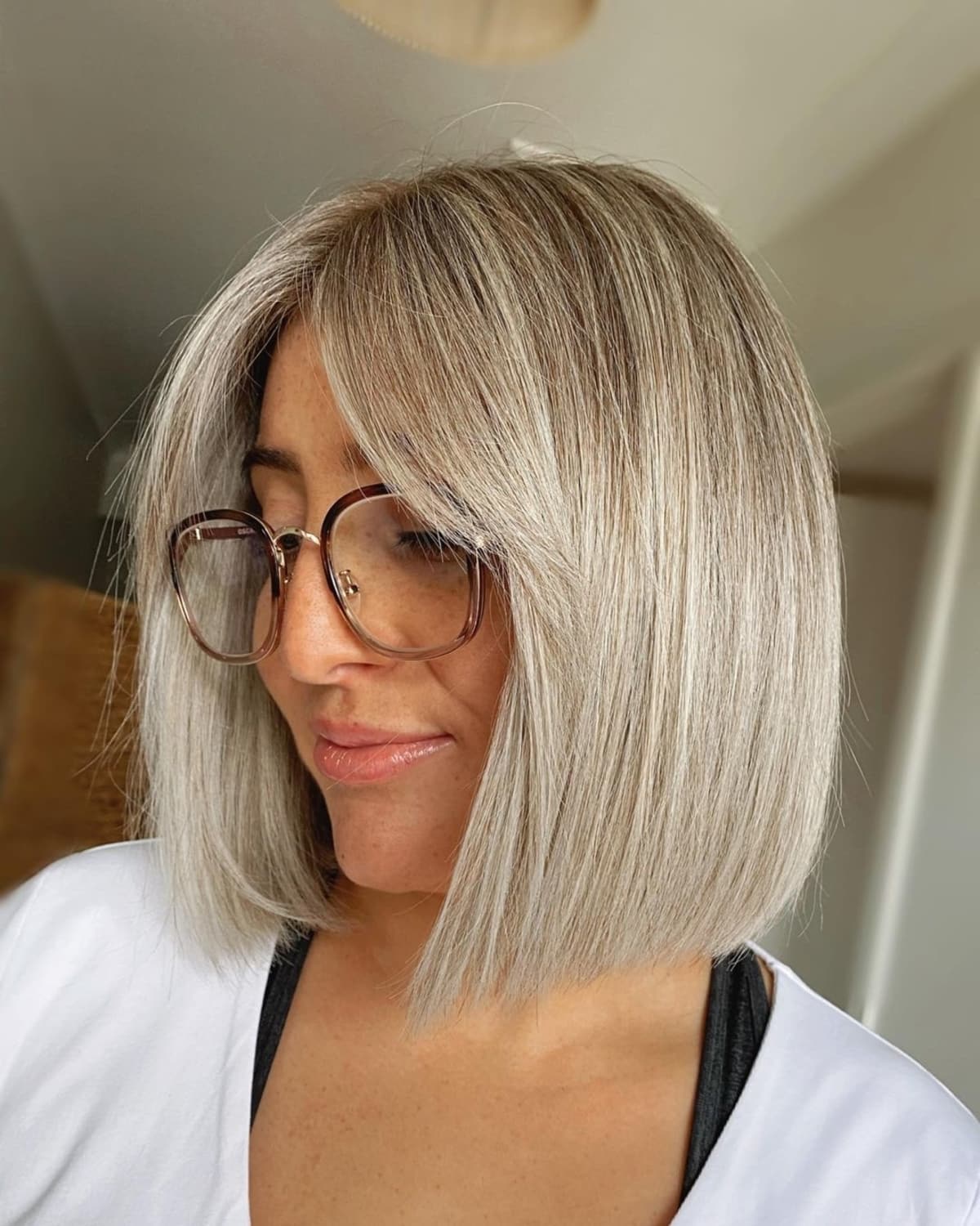 Frange rideau sur cheveux courts et raides