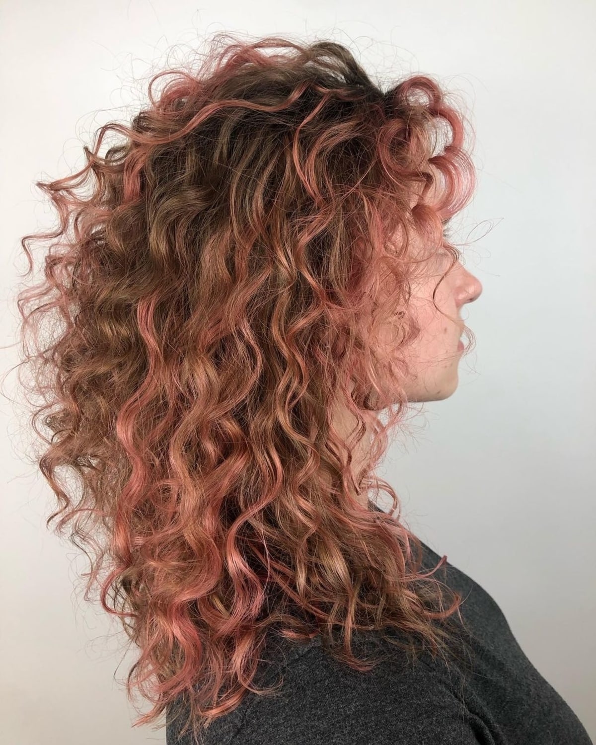 Accents or rose pour cheveux bouclés