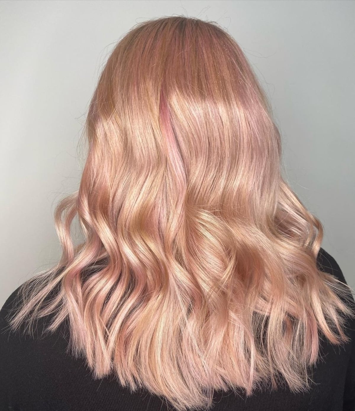 Mèches de cheveux blond fraise or rose
