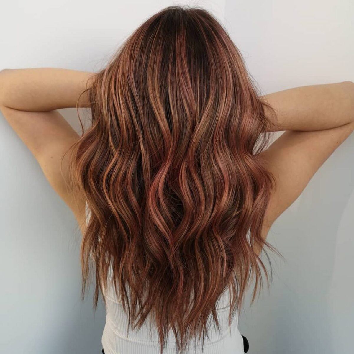 Mèches Rose Gold sur cheveux bruns