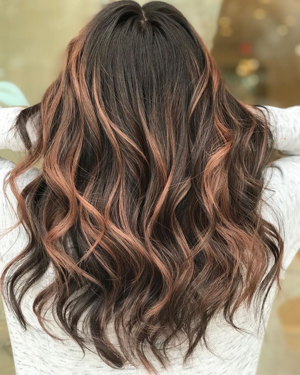 Mèches Rose Gold sur cheveux foncés