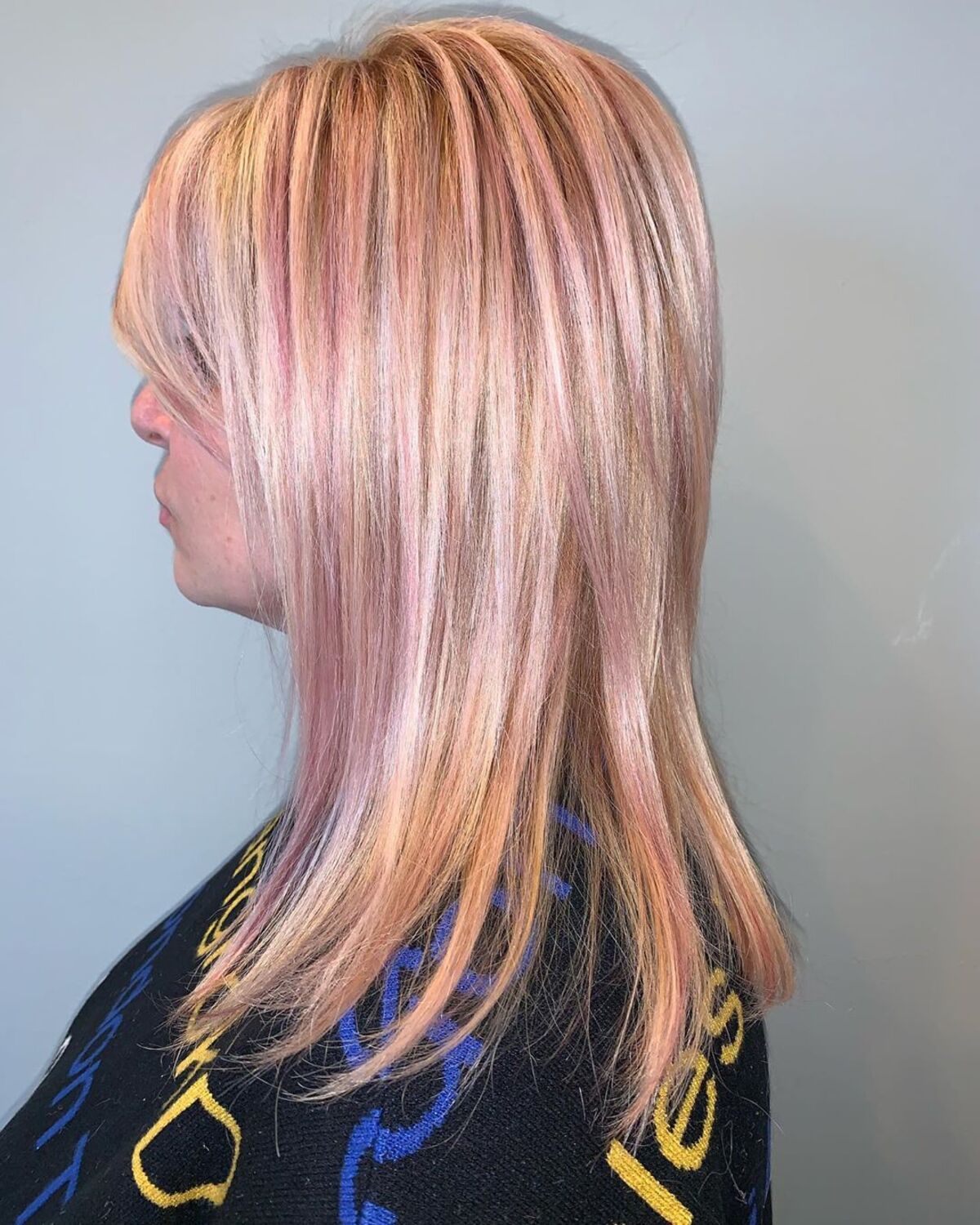 Mèches or rose sur cheveux blonds