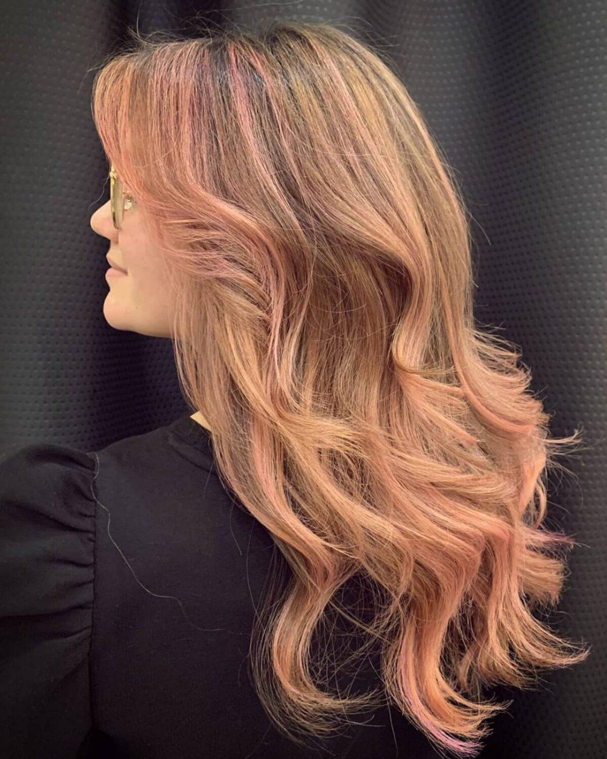 Mèches Rose Gold sur cheveux longs châtain clair