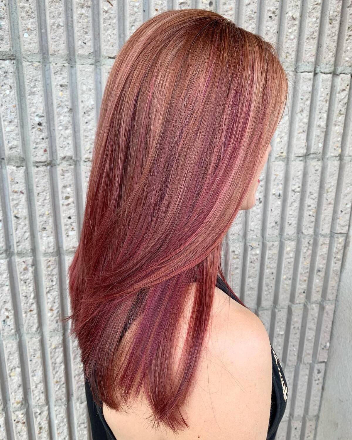 Mèches Rose Gold sur cheveux blonds foncés et raides.