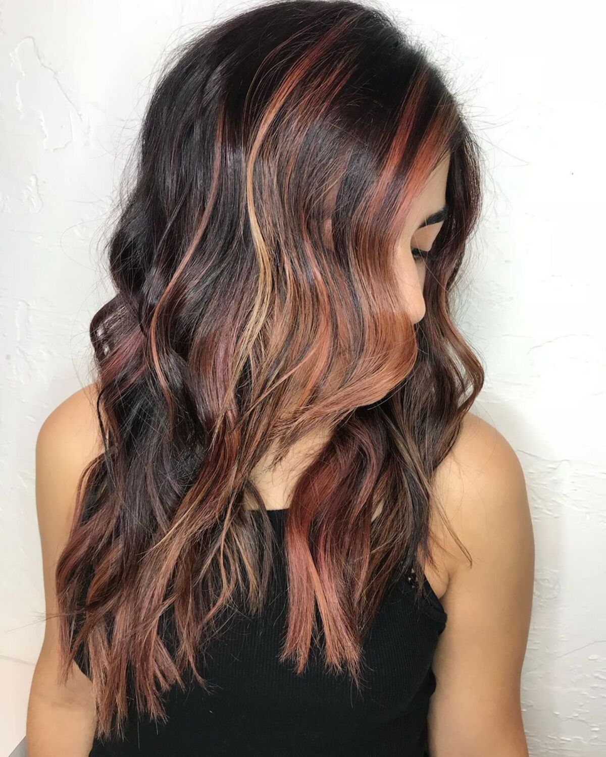Mèches blond caramel et or rose