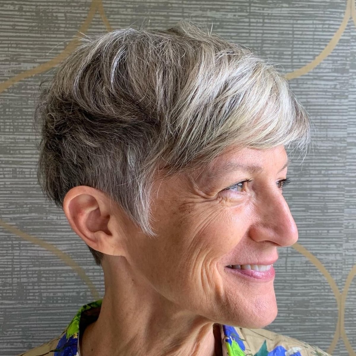Cheveux salés et poivrés pour les femmes de plus de 60 ans