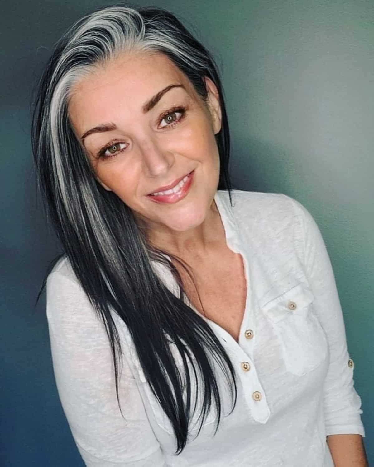 Couleur de cheveux gris avec des mèches foncées