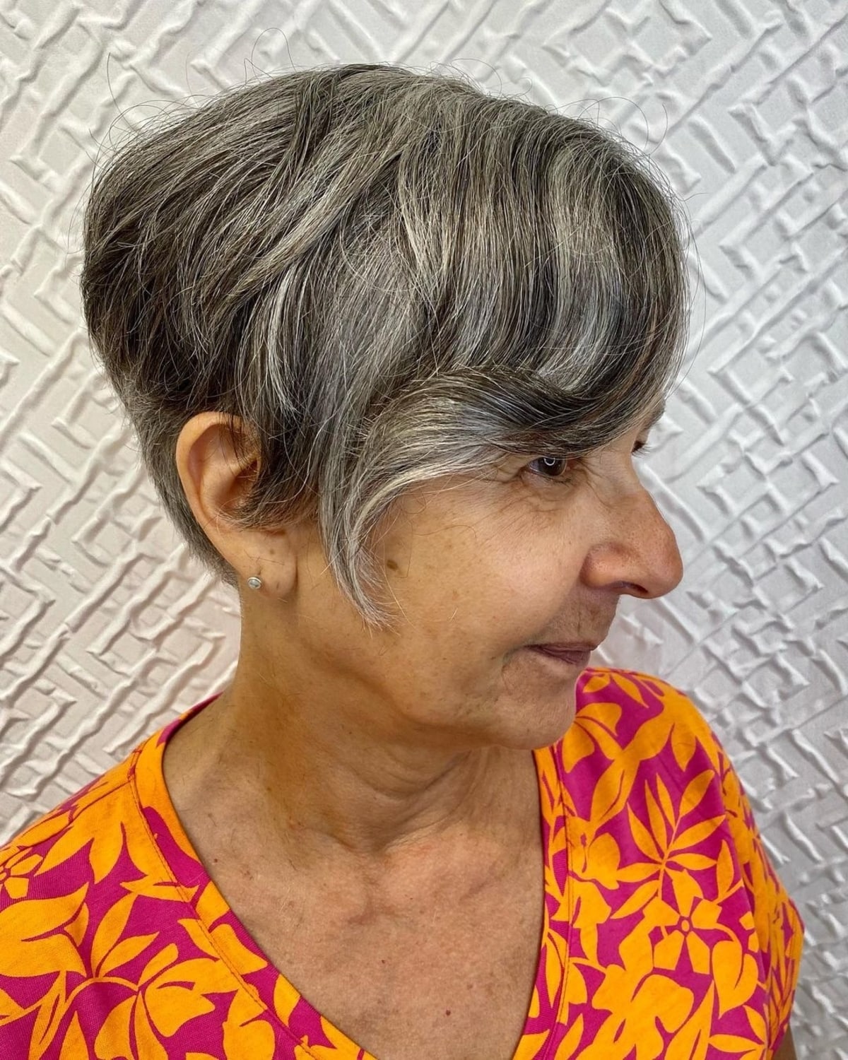 Cheveux foncés poivre et sel