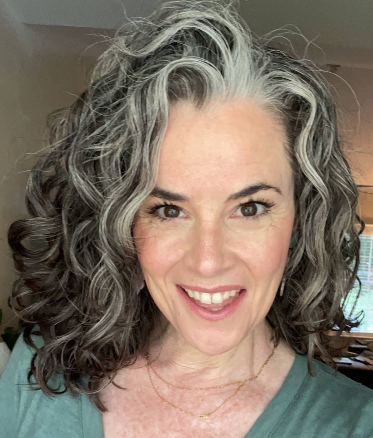 Coiffure sel et poivre avec des nuances noires.
