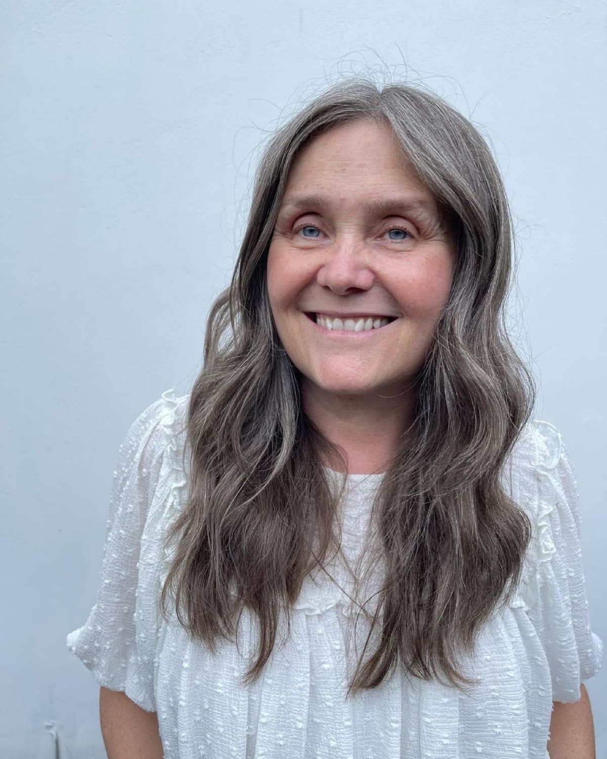 Cheveux bruns avec des mèches argentées