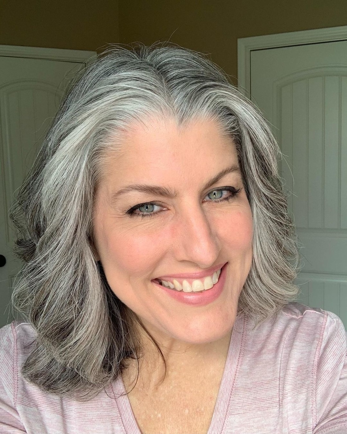 Couleur argentée pour les cheveux mi-longs