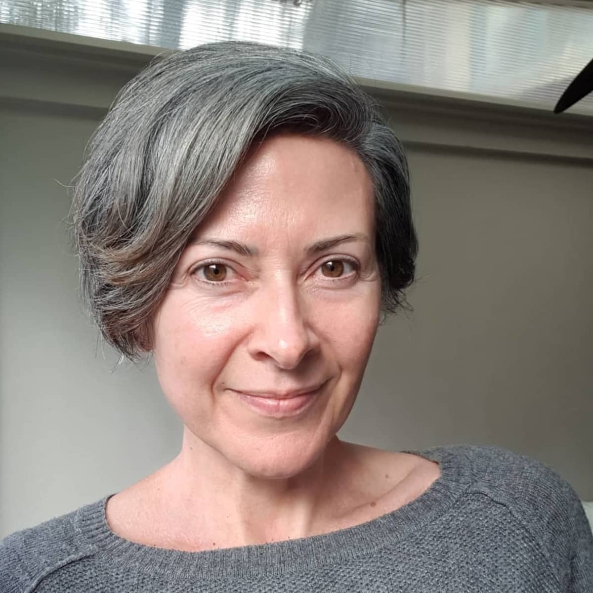 Couleur poivre et sel pour cheveux courts